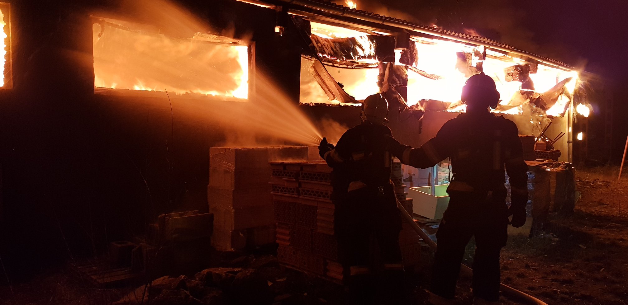 Fotografie z zásahu u požáru skladu v Žatci.